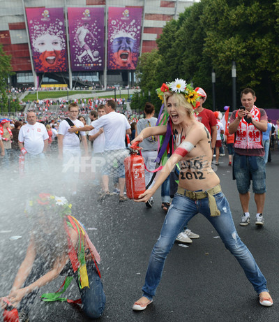 トップレスで売春反対 サッカー欧州選手権の開幕戦会場前 写真21枚 国際ニュース Afpbb News