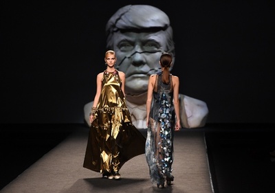 <18年春夏マドリード・コレクション>「アナロッキング」、背後にトランプ米大統領のオブジェ