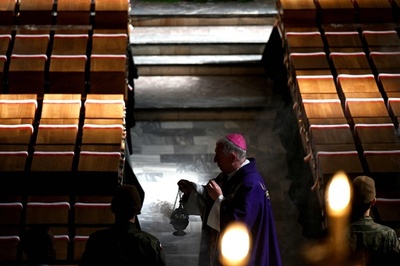 ナチス犠牲者数百人の遺骨、新たに埋葬 ポーランド