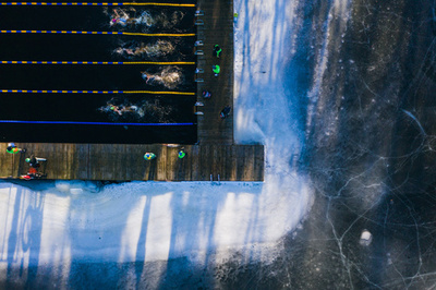 湖で寒中水泳大会 氷の上ではスケートも スウェーデン