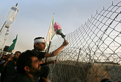 パレスチナ少年ら、イスラエルによるガザ地区封鎖に抗議