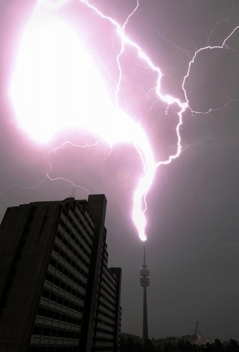 航空機の軽量化が招いた落雷リスク、専門家が分析