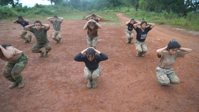 字幕:軍政と前線で戦う、10代の女性戦闘員 ミャンマー