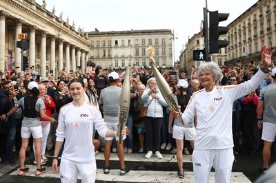パリ五輪聖火リレー中に暴力行為計画、男を逮捕