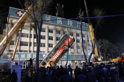 中国・西寧で路面陥没事故、15人けが 10人行方不明