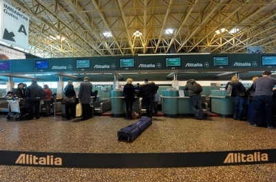 空港で爆発物騒ぎ、警察が爆破処理 イタリア