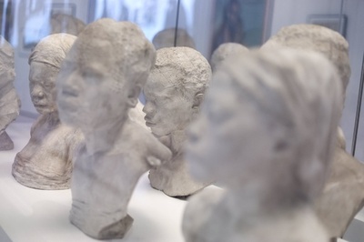 植民地主義時代の「人間動物園」 人種差別の歴史たどる展覧会 ベルギー