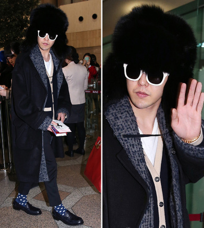 G-DRAGON、奇抜なファッションで空港に登場 日本に向け出発