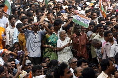 印タタ自動車「ナノ」生産工場で大規模な抗議活動