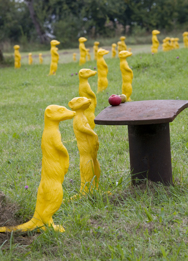 ミーアキャット1000匹、野原にお出かけ ドイツ南部で野外美術展