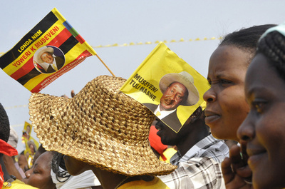 ウガンダで独立46周年祝う記念式典、大統領が閲兵