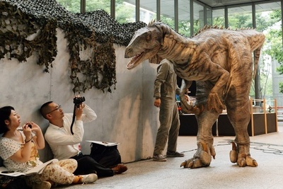 丸の内にリアル恐竜出現!?「大恐竜展」開幕
