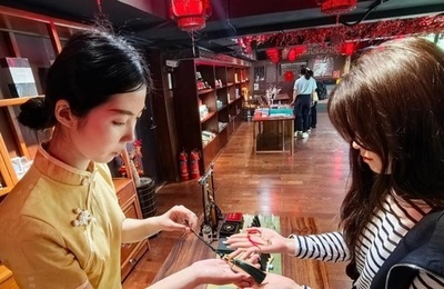 薬草グッズが若者に人気　中国で広がる中医薬文化