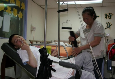 植物状態の夫介護する73歳妻、看護師が送迎を買って出て10か月 浙江省