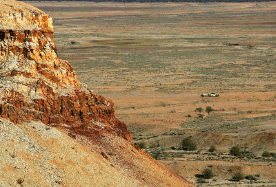 コンタクト液飲んで荒野から生還、豪州で行方不明の英青年