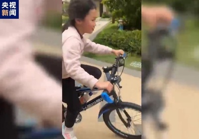 「一生車椅子宣告」の少女が自転車にも乗れるように 中国