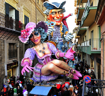 巨大な人形が練り歩くカーニバル、イタリア・シャッカ