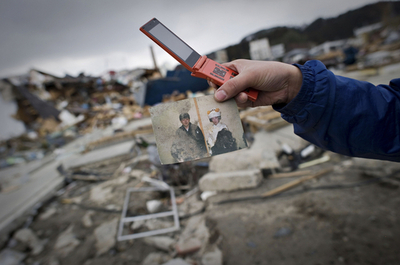 震災から2週間、がれきから思い出の品々