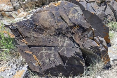 新疆サリム湖北岸で2500年前の岩絵群発見