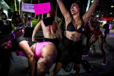 セックスワークの非犯罪化求める抗議運動「スラットウオーク」、米フロリダで開催