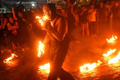 中米エルサルバドルで「火の玉祭り」