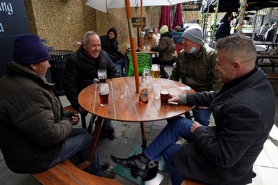 ついにパブ解禁！ 英イングランドで緩和進む 衣料品店などに早朝から行列