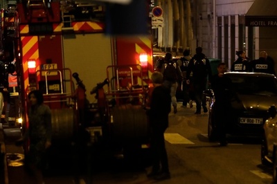 パリ中心部でナイフ襲撃 1人死亡 容疑者射殺