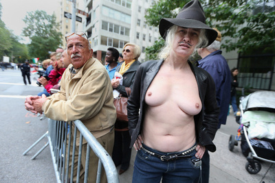 米ニューヨークでトップレス解禁？92年の裁判所判決が根拠に