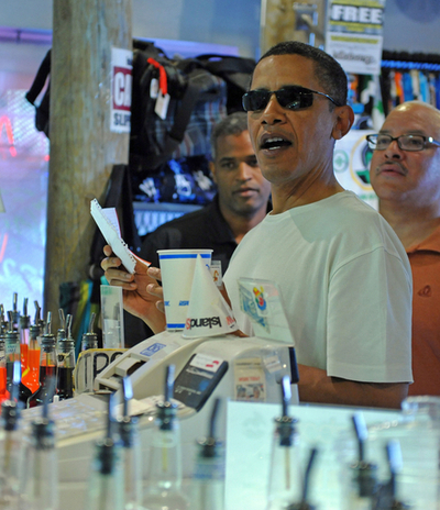 オバマ大統領一家、かき氷で楽しむハワイの休暇