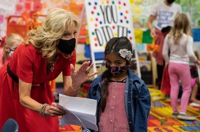   米大統領妻、小学校訪問 5～11歳へのワクチン接種呼び掛け