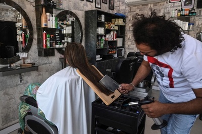 肉切り包丁が生む斬新カット パキスタンのちょっと過激な理髪店