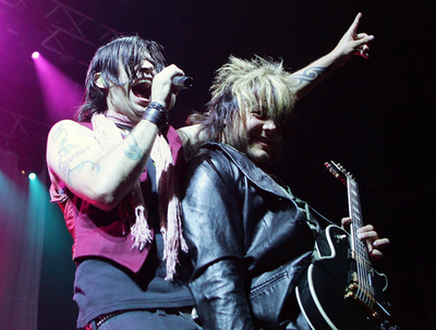 ヒンダー 合同ツアー「Bad Boys of Rock」ラスベガス公演でパフォーマンス