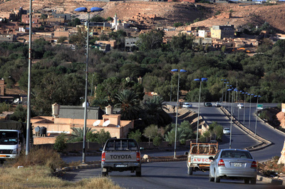 リビア、人身売買組織に拘束されていた移民100人以上が脱出