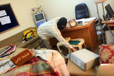 特殊部隊、情報局本部を捜査 - イラク