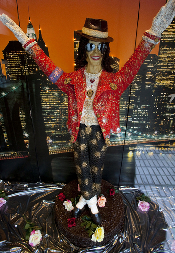 チョコレートで作ったマイケルやメッシ、カタルーニャ地方の復活祭