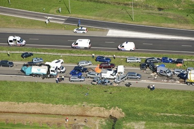 150台絡む玉突き事故、2人死亡 オランダ