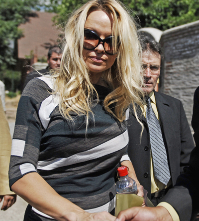 パメラ・アンダーソン、チリ独裁政権時代の拘置施設を訪問