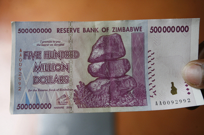 新5億ドル紙幣、ジンバブエで流通開始 それでも価値は千円以下