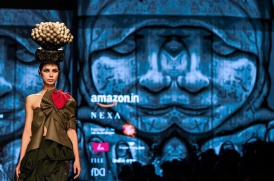 「アマゾン インド ファッション・ウィーク」開催、地元デザイナーらが新作発表