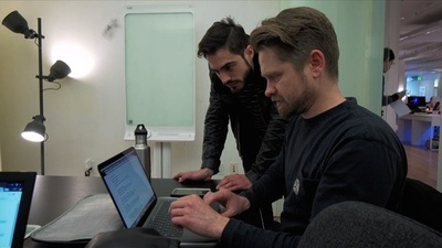 教師がいないIT学校、学費は未来の給料から 米