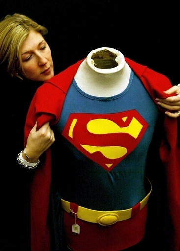 初代スーパーマンの衣装、200万円で落札