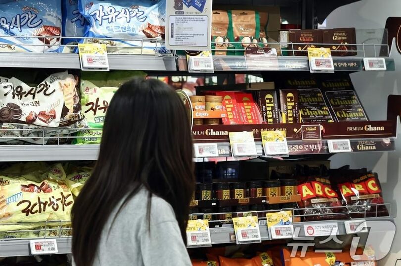 ソウル市内の大型スーパーに並ぶチョコレート商品＝26日(c)news1