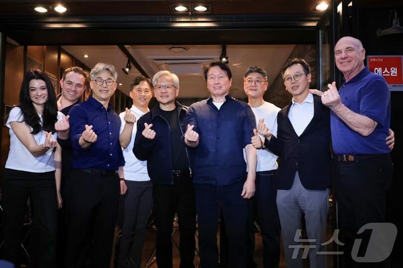 記念撮影に臨むジェンスン・フアン氏とチェ・テウォン氏(c)news1