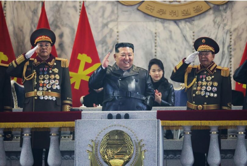 閲兵式に出席した北朝鮮のキム・ジョンウン（金正恩）朝鮮労働党総書記と娘＝労働新聞(c)KOREA WAVE