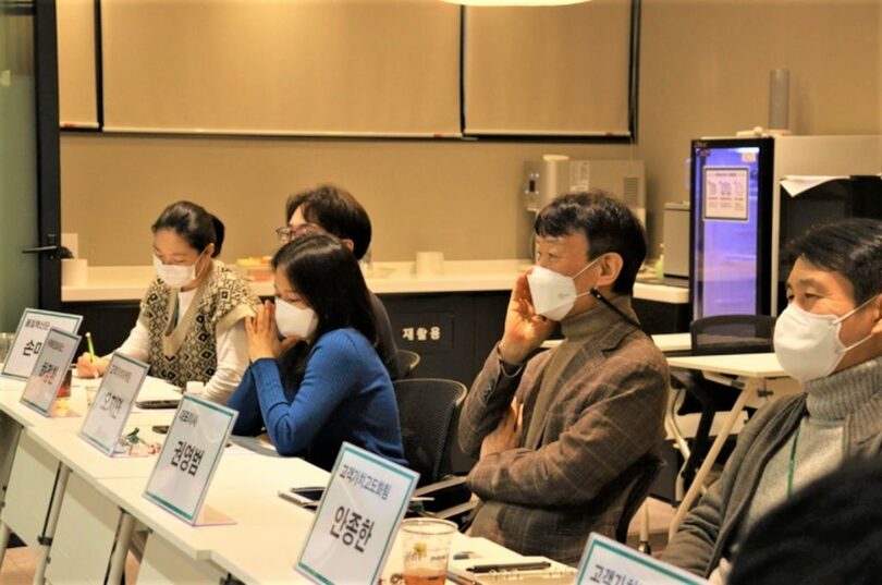 11月30日、ソウルの永林院ソフトラボで「ヤングウェイ協議体」に参加するクォン・ヨンボム代表（右から2人目）と職員ら（写真=同社提供）(c)NEWSIS