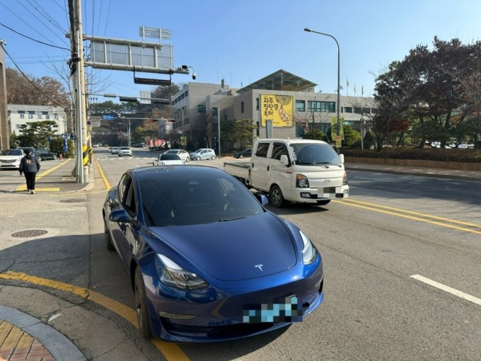 28日午前11時ごろ、京畿道（キョンギド）坡州市（パジュシ）の道路にある違法駐車の車両(c)MONEYTODAY