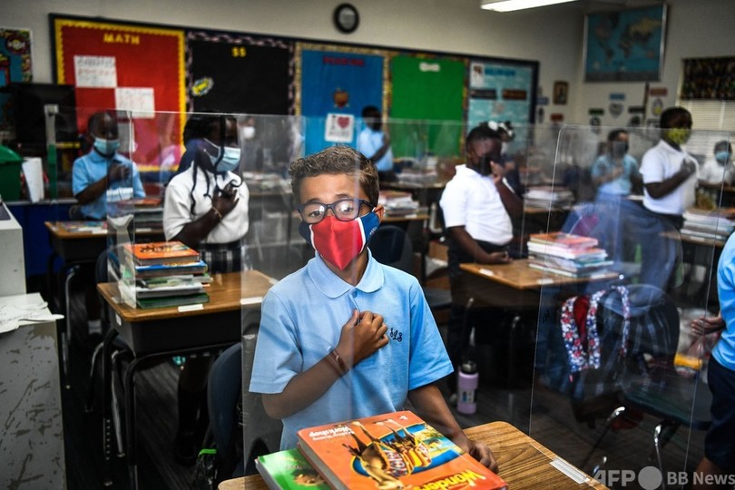 学校でのマスク義務化、州知事に法的措置も バイデン氏