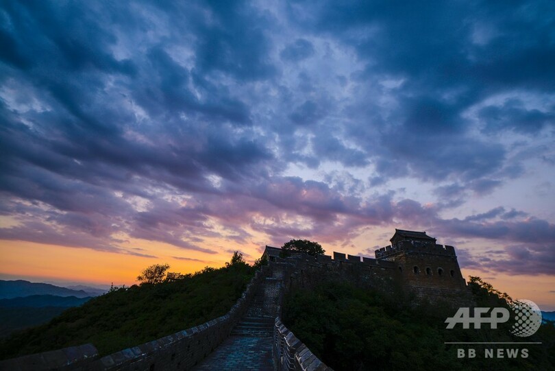赤く夕日に染まる金山嶺長城 河北省