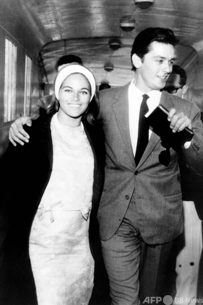 仏女優ナタリー・ドロンさん死去、79歳 「世界一の美女」とも