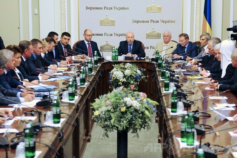 ウクライナで円卓会議、親ロシア派は含まず